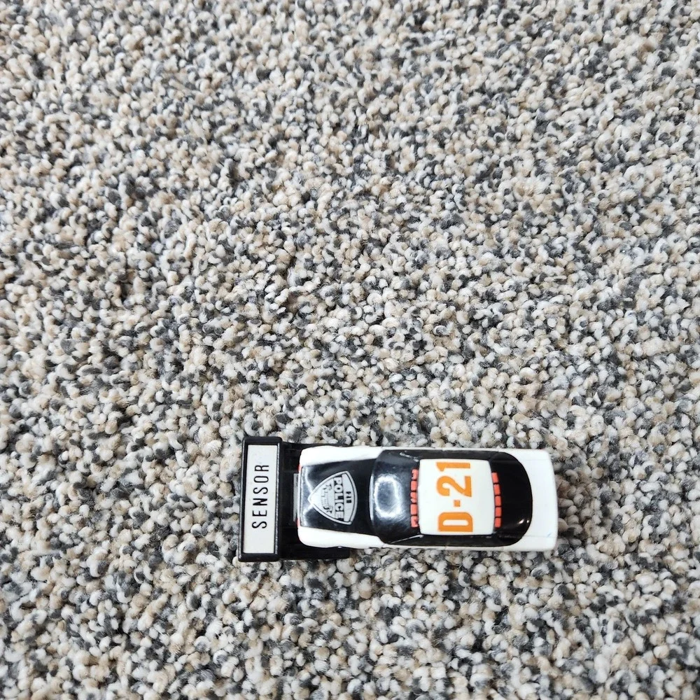 Vintage 1990 MATCHBOX 2000-MAGNETIC KEY SENSOR D-21 POLICE CAR Rare Original Old